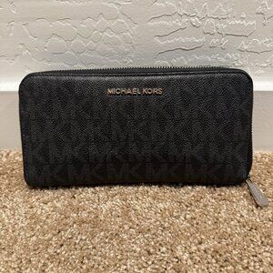 Michael Kors Logo Jet Set Travel Continental Extra Large Wallet